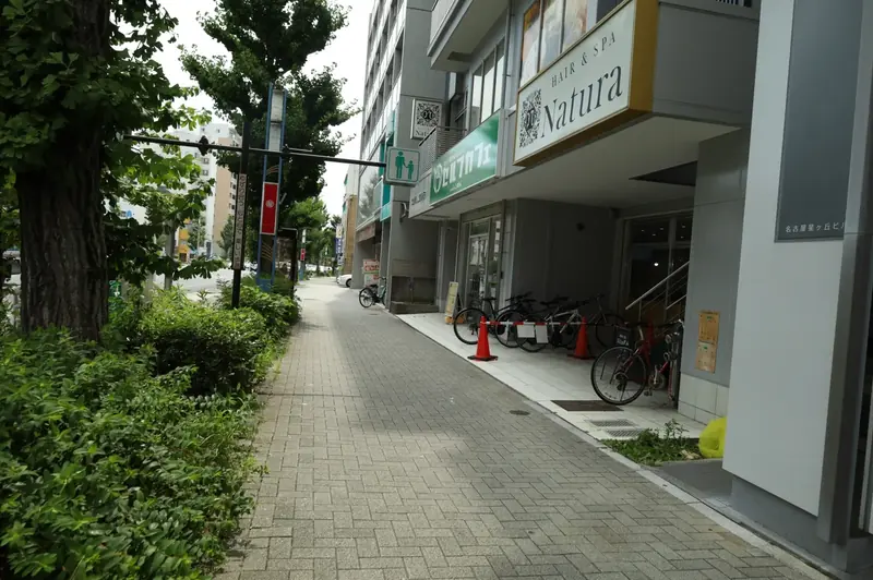 星ヶ丘駅2番出口からの歩道。セルフカフェとNaturaの看板が目印