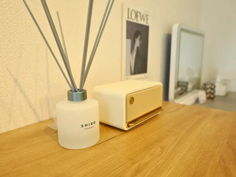 LUMI 店内のディテール。ディフューザーの香りとやわらかな灯り